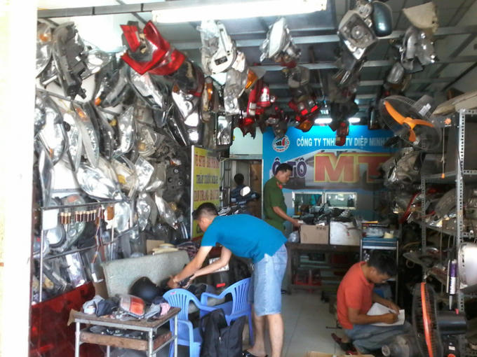 Lực lượng công an đang kiểm tra nơi đối tượng Hảo tiêu thụ số kính xe ô tô bẻ trộm