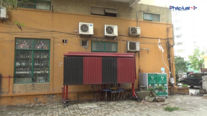 Dây điện chằng chịt, xen kẽ khu vực bán hàng nấu nướng, tiềm ẩn nguy cơ cháy nổ