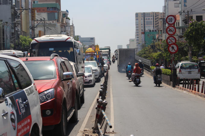 Kẹt xe trên đường Cộng Hòa.