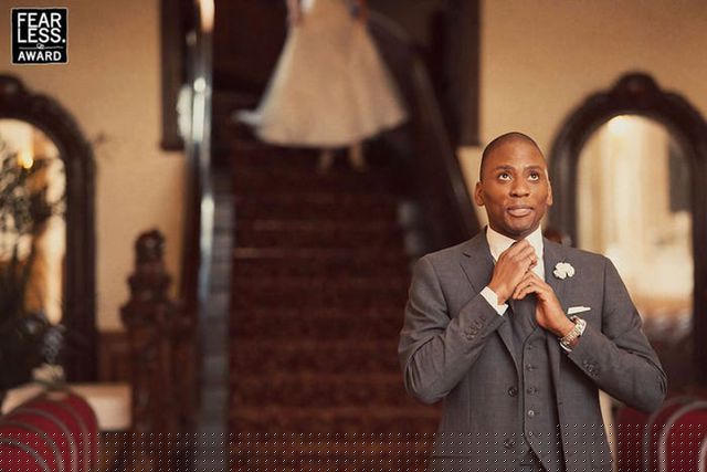 Khuôn mặt đầy hạnh phúc của một chú rể trong ngày trọng đại của cuộc đời. Anh đang chỉnh lại cà vạt trước khi gặp cô dâu của mình. Bức ảnh chụp năm 2011 của nhiếp ảnh gia Tim Chin.