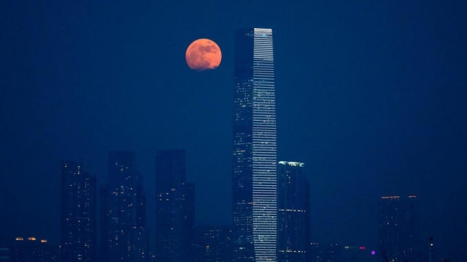 Siêu trăng đi qua cảng Victoria Harbour, Hong Kong. (Ảnh: AP)
