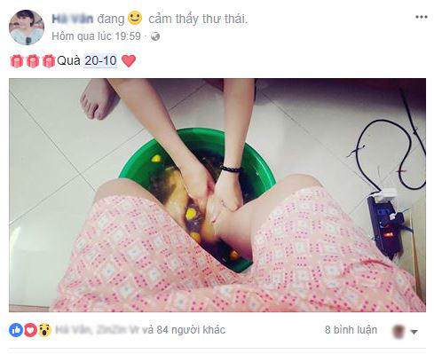 Anh chồng cẩn thân rửa chân cho vợ sắp lâm bồn, tình cảm như thế này thì cần gì những món quà khác nữa.