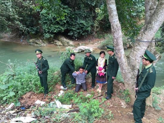Bắt giữ một đối tượng buôn bán người qua biên giới.