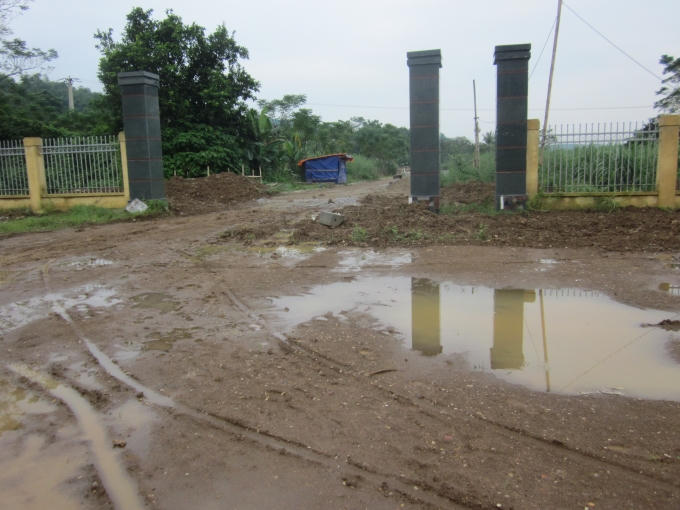 Phía trong cổng bệnh viện.