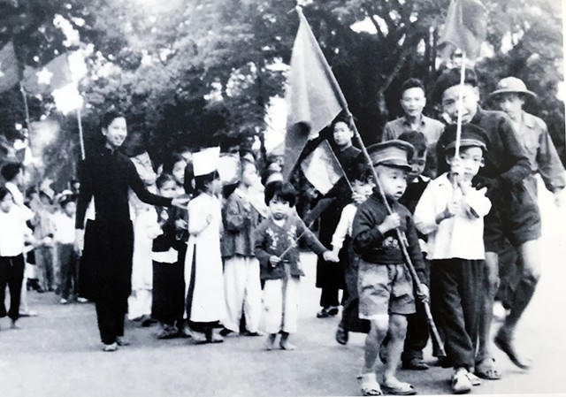 Trẻ em Hà Nội náo nức cầm cờ đi đón các chú bộ đội.