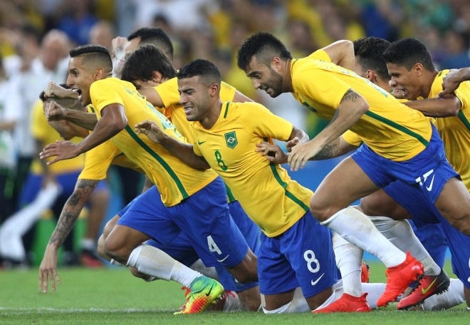 Brazil lần đầu vô địch Olympic. Neymar thực hiện thành công quả luân lưu quyết định, giúp đội chủ nhà đánh bại Đức 5-4 (hòa 1-1 sau 120 phút) trong loạt đấu súng ở trận chung kết môn bóng đá nam Thế vận hội 2016. Đây là danh hiệu lớn duy nhất mà bóng đá Brazil còn thiếu. Bê bối khiến Sam Allardyce mất chức HLV tuyển Anh. HLV 62 tuổi buộc phải rời nhiệm sở chỉ sau 67 ngày trên cương vị thuyền trưởng của "Tam sư". Ông bị báo chí gài bẫy tham gia tư vấn một hợp đồng lách luật chuyển nhượng cầu thủ để nhận khoảng 520.000 đôla. Allardyce mới dẫn dắt tuyển Anh một trận, thắng Slovakia 1-0, và vụ bê bối của ông bị báo chí lên án là "vết nhơ lớn nhất lịch sử đội tuyển Anh".