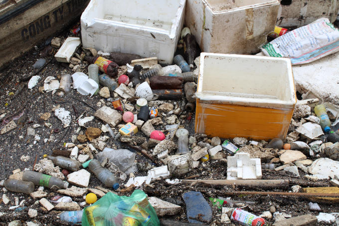 Thùng xốp và vô vàn thứ mà người ta ném xuống sông được những người công nhân dọn rác thu gom về đây.