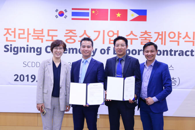 Lãnh đạo Công ty Maxcos chụp hình với lãnh đạo tỉnh Jeollabuk và CEO Yena.