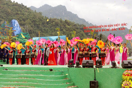 Chương trình biểu diễn nghệ thuật đặc sắc quy tụ hàng trăm nghệ nhân, diễn viên từ nhiều đoàn nghệ thuật trong khu vực.