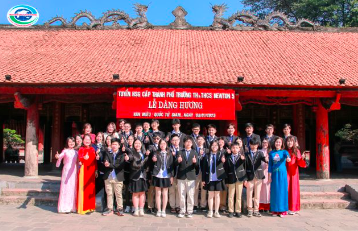 Cô trò tuyển Học sinh giỏi cấp thành phố, Trường Liên cấp Newton 5 dâng hương tại Văn Miếu Quốc Tử Giám.