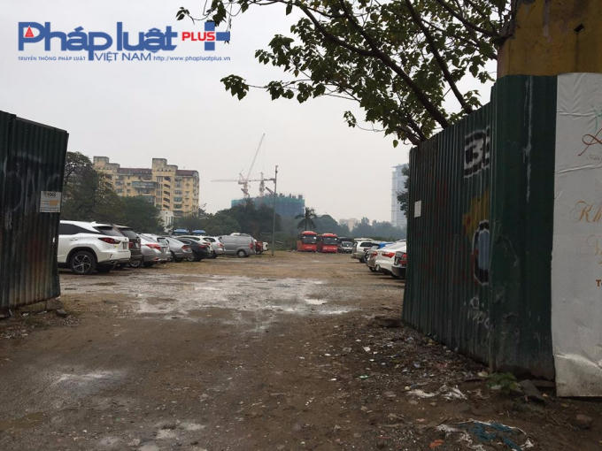 Khu đất đã được dọn bằng phẳng, nhiều xe ô tô 4 chỗ và cả xe khách.