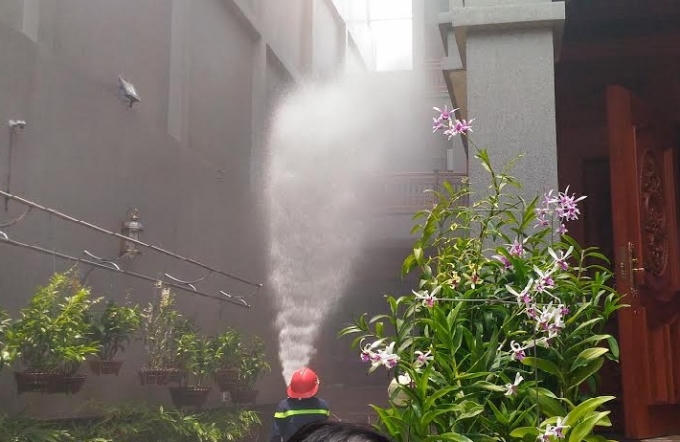 Lực lượng chức năng phun nước dập lửa.
