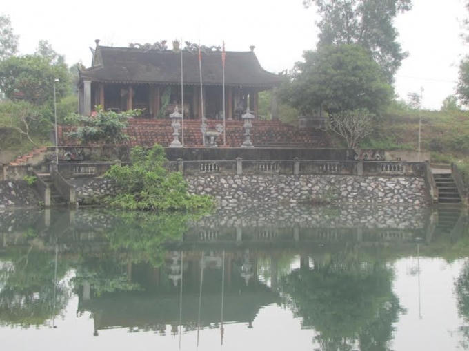 “Giếng không đáy” trước đền thiêng Trầm Lâm, phẳng lặng như một chiếc hồ chưa bao giờ cạn nước.