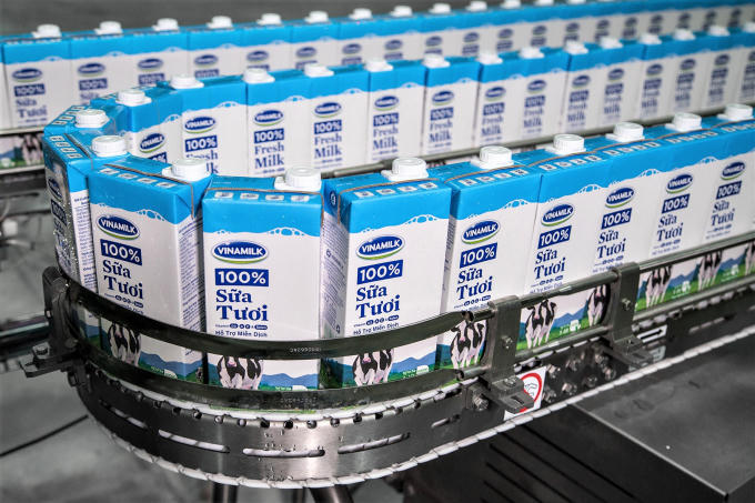 Dây chuyền sản xuất sữa nước tại nhà máy Mega.