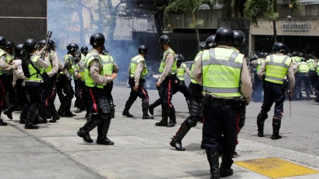 Cảnh sát đã phải dùng đến hơi cay để trấn áp những người biểu tình (Ảnh: Reuters).