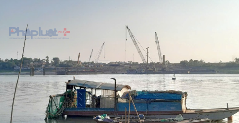 Cầu bắc qua sông Hồng, nối hai xã Hồng Vân - Thường Tín (Hà Nội) và Văn Giang (Hưng Yên). Công trình được thiết kế dài hơn 2km, mặt cắt ngang rộng 24,5m, gồm 4 làn xe cơ giới và mỗi bên bố trí 1 làn dành cho xe máy, xe thô sơ.