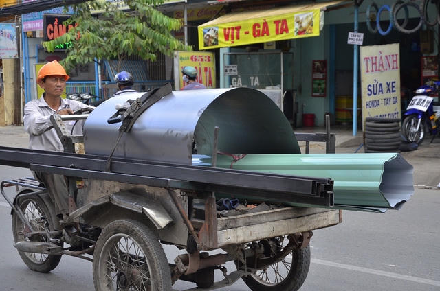 Những chiếc xe ba gác, xích lô chở sắt thép, tôn cồng kềnh lưu thông trên các tuyến đường mà không hề bị CSGT kiểm tra, xử lý