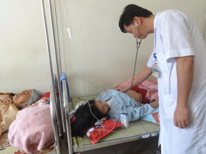 Bệnh nhân Trần Thị Dung (24 tuổi, trú tại Đức Giang, Vũ Quang, Hà Tĩnh) nhập viện trong tình trạng sốt, ho ra máu, đau ngực khó thở, được các bác sĩ chẩn đoán và điều trị theo phác đồ điều trị whitmore. Ảnh: NN