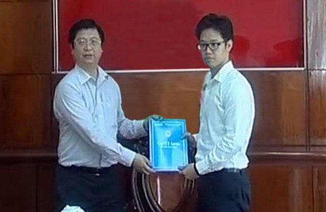 Ông Vũ Minh Hoàng (phải) nhận quyết định điều về làm phó giám đốc Trung tâm xúc tiến đầu tư thương mại và hội chợ triển lãm Cần Thơ - Ảnh: Đài PT-TH Cần Thơ.