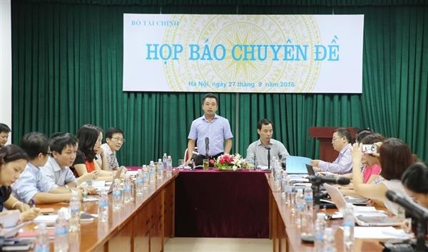 Ông Trần Đức Thắng giải đáp các thắc mắc của phóng viên trong buổi họp.
