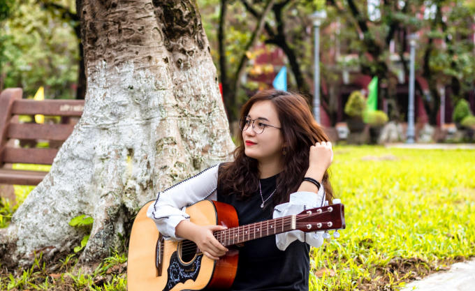 Có lẽ cây đàn guitar là vật bất ly thân của cô gái này.