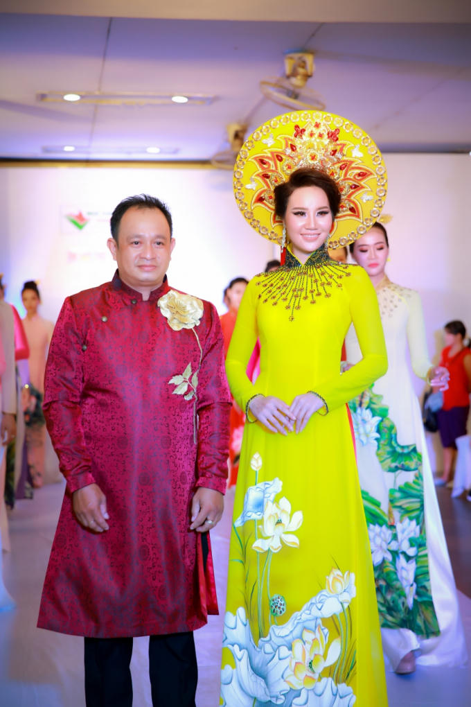 Thần thái và chuyên nghiệp, Á hậu Dương Yến Phi tỏa sáng với vai trò vedette cho NTK Nguyễn Tuấn