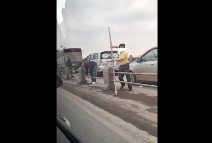 Một số tài xế ôtô đã tự ý tháo dải phân cách trên cầu để sang làn đường xe máy tránh ùn tắc. Ảnh cắt từ clip