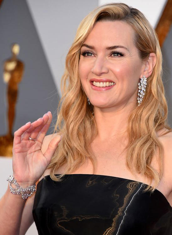KATE WINSLET - TRANG SỨC NIRAV MODI  Kate Winslet chọn set trang sức đính kim cương gồm vòng tay và hoa tai được thiết kế rất tinh tế nằm trong bộ sưu tập Luninance của thương hiệu Nirav Modi