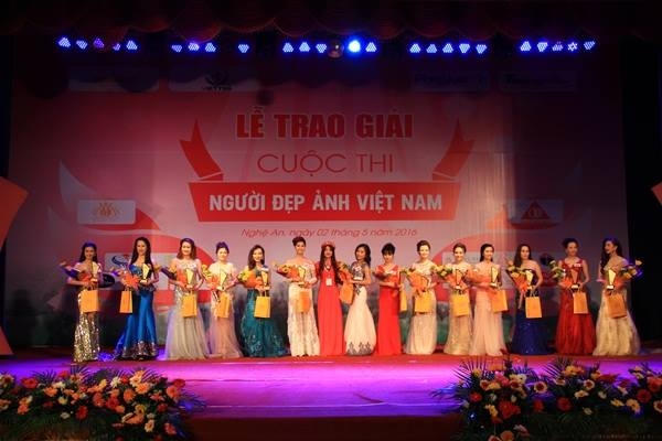 Ban tổ chức trao kỉ niệm chương cho các thí sinh đọat giải.