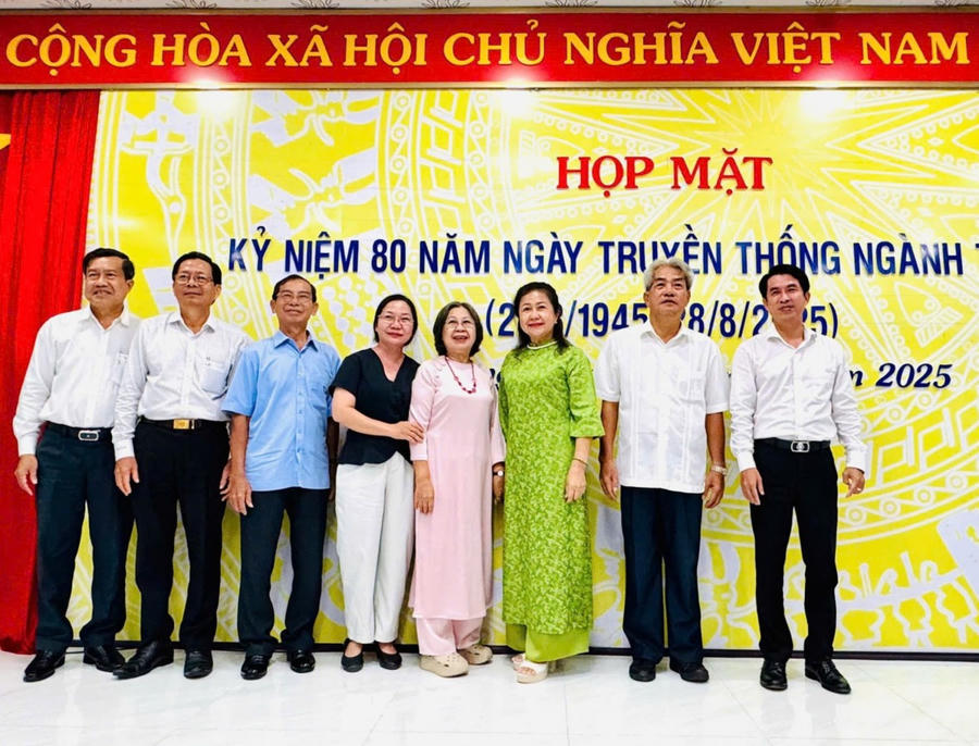 Cán bộ Sở Tư pháp tỉnh An Giang qua các thời kỳ chụp ảnh lưu niệm cùng nhau.