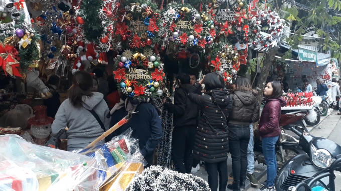 Phố Hàng Mã nhộn nhịp trước ngày lễ Giáng Sinh