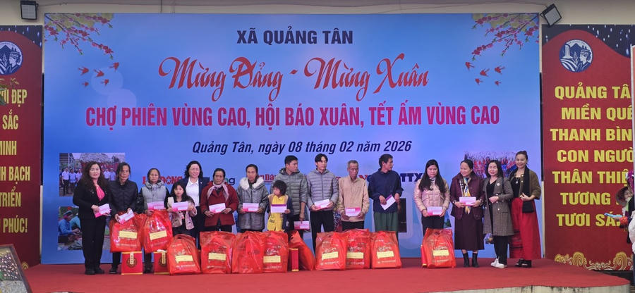 Lãnh đạo địa phương và nhà hảo tâm trao quà Tết cho các hộ dân tộc thiểu số khó khăn, góp phần mang Tết ấm đến vùng cao.