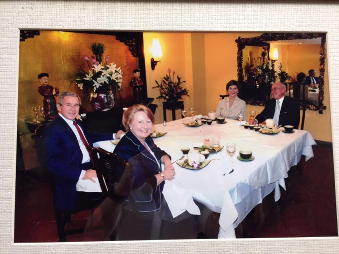 Vợ chồng Tổng thống Bush và vợ chồng Thủ tướng Úc Howard ăn tối tại nhà hàng Tib (Ảnh: Nhà hàng cung cấp).