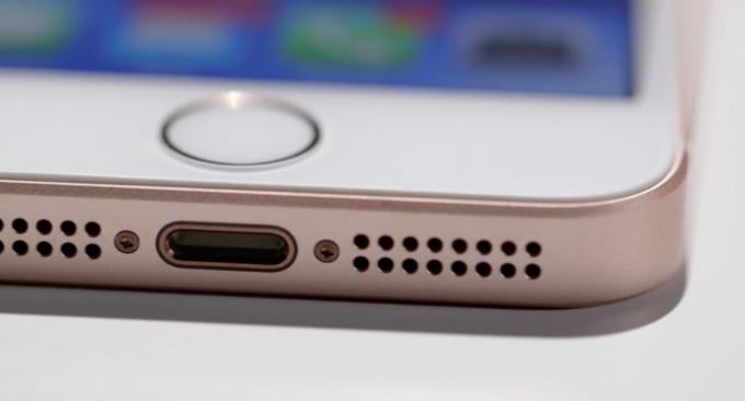 Thiết kế vị trí cổng kết nối Lightning và loa không có khác biệt so với 5S ngoài màu sắc sẽ được đồng màu với vỏ của máy.