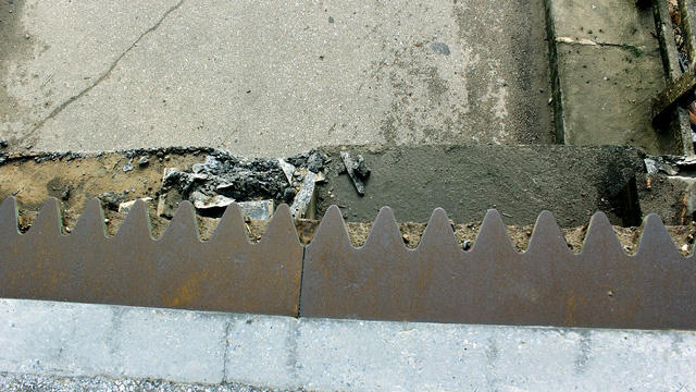 Phần nhịp cầu sát bờ cũng có dấu hiệu sụt xuống.