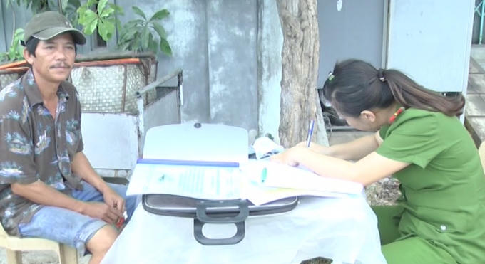 Lực lượng chức năng lập biên bản xử lý.