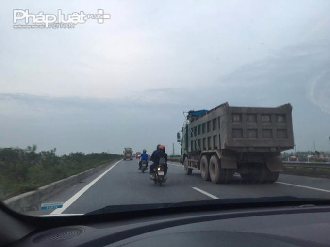 Việc tham gia giao thông của xe máy như thế này khiến nhiều lái xe ô tô lắc đầu ngán ngẩm vì sự nguy hiểm.