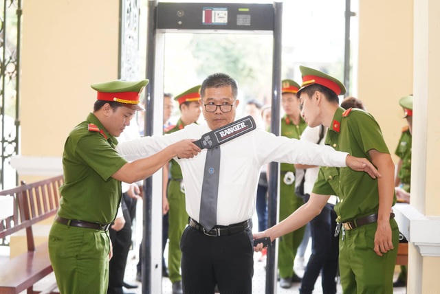 An ninh được thắt chặt tại phiên tòa xử ông Nguyễn Hữu Tín sáng nay.