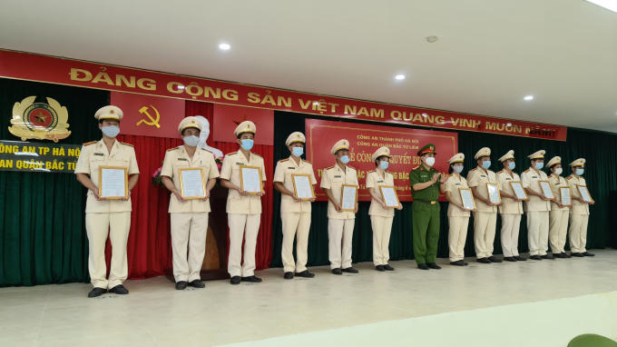 Công bố các quyết định nâng lương, thăng cấp bậc hàm cho CBCS Công an Quận năm 2021, diễn ra trang trọng và đảm bảo công tác phòng chống dịch bệnh Covid 19