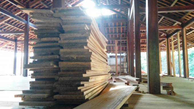 Những tấm gỗ vuông vắn được xếp trên nhà sàn.