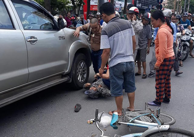 Tài xế xe bán tải tiếp tục lùi trên phần đường ngược chiều với tốc độ cao và cán phải một cụ bà đi xe đạp, khiến nạn nhân tử vong.