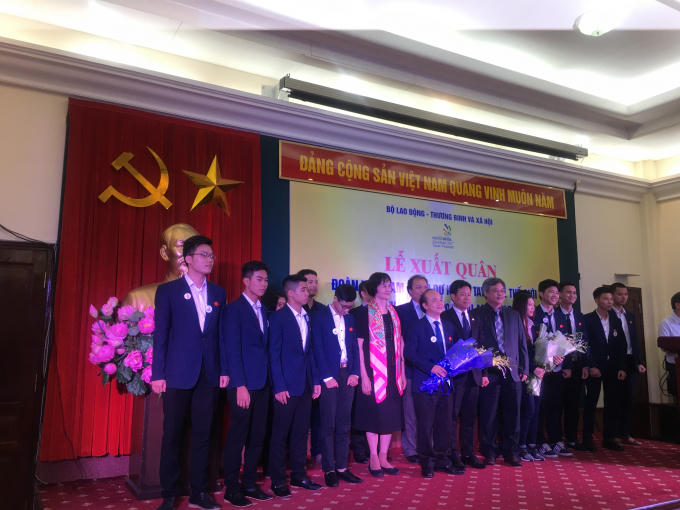 Lãnh đạo Bộ LĐ-TB và XH cùng các thí sinh tham dự Cuộc thi tay nghề Thế giới lần thứ 44.