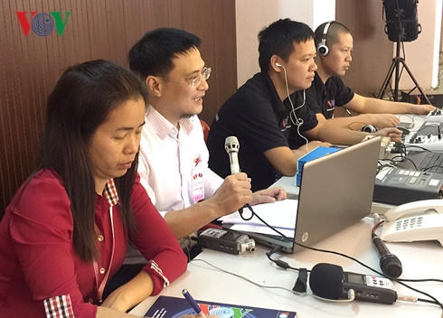 Các phóng viên, kỹ thuật viên VOV tường thuật buổi nói chuyện của Tổng Bí thư Nguyễn Phú Trọng tại ĐHQG Lào.
