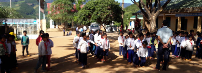 Dưới sân trường các em đang cùng nhau sinh hoạt ngoại khóa.