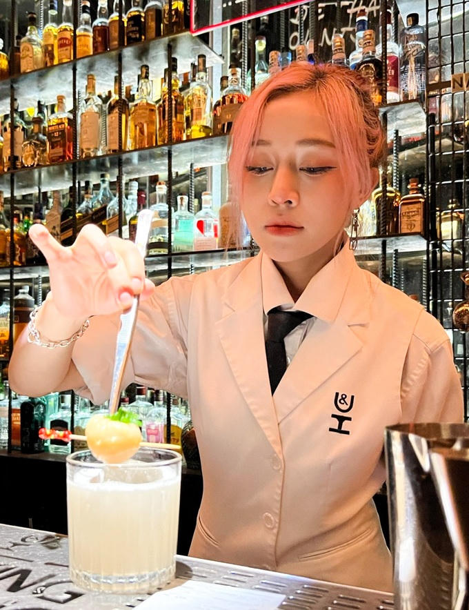 Ngoài ra, Phương còn quay nhiều video đăng lên mạng xã hội để chia sẻ những khoảnh khắc biểu diễn một số kỹ thuật pha chế, quăng chai... trên quầy bar. Hiện tại, kênh tiktok của Phương đạt 530.000 lượt theo dõi với 7,2 triệu lượt thích.