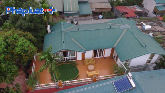 Một trong những căn nhà vườn rộng và cao vượt hơn hẳn. Riêng khoảng sân thượng ngoài trời cũng đã như một công viên thu nhỏ.