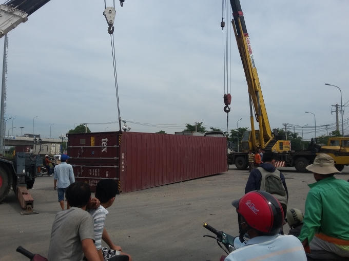 Thùng container lật ngang giữa vòng xoay Phú Hữu.