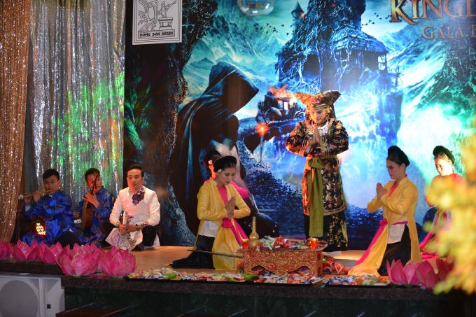 Không chỉ thưởng thức những món ăn mang đậm chất Halloween, thực khách còn được thưởng thức những màn trình diễn ca nhạc không dành cho "người yếu tim".