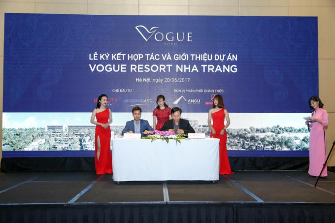 Ông Nguyễn Xuân Triển - Giám đốc Công ty Cổ phần BĐS An Cư ký kết cùng ông Hồ Xuân Bình- Tổng Giám đốc Baolongland tại buổi lễ.