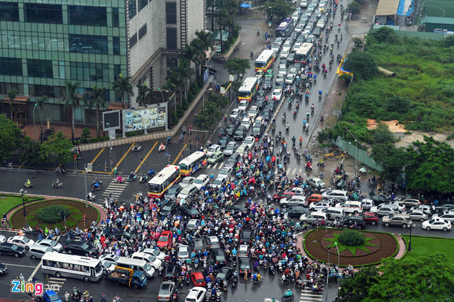 Ùn tắc giao thông ngày càng khó kiểm soát. Ảnh: Hoàng Hà (Zing.vn).